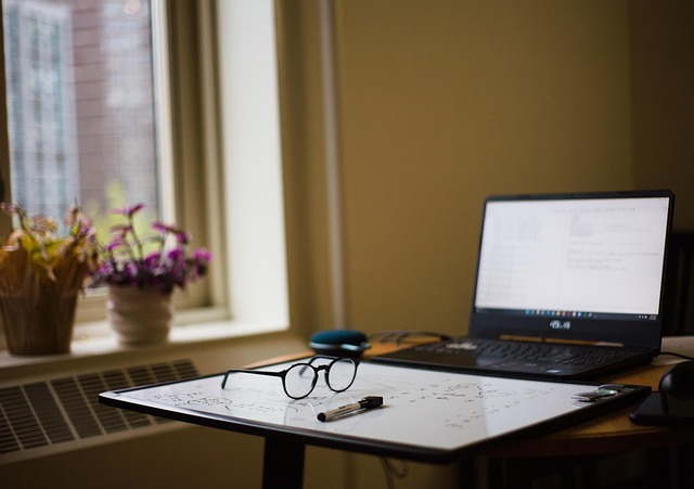 ¿Porqué el número de equipos influye en el precio de alquiler de laptops?